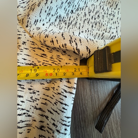 Rose & Olive White and Black Boxy 3/4 Sleeve Blouse - Picture 7 of 9